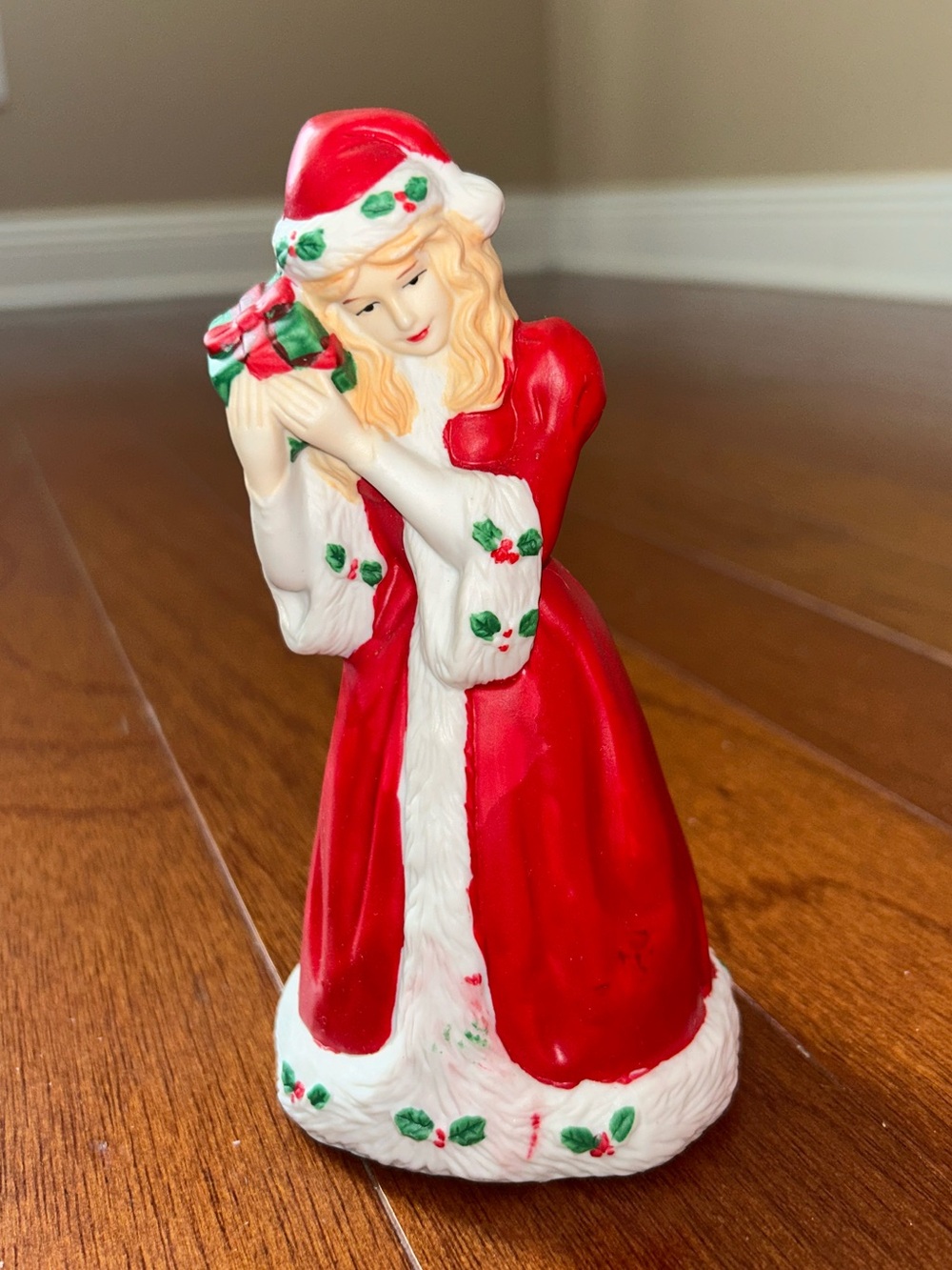 Vintage House Of Lloyd Christmas Around The World Christmas Caroler Bell 1989